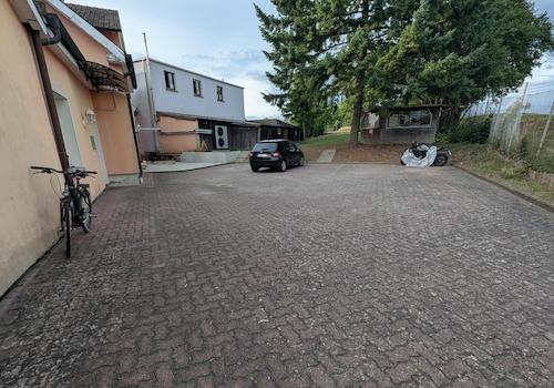 Hof & Stellplätze