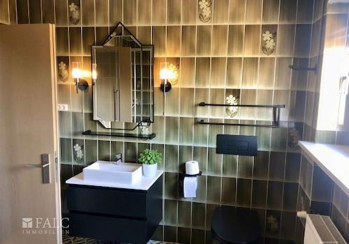 EG: Badezimmer, KI bearbeitet