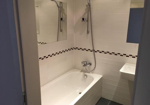 Badezimmer mit Badewanne