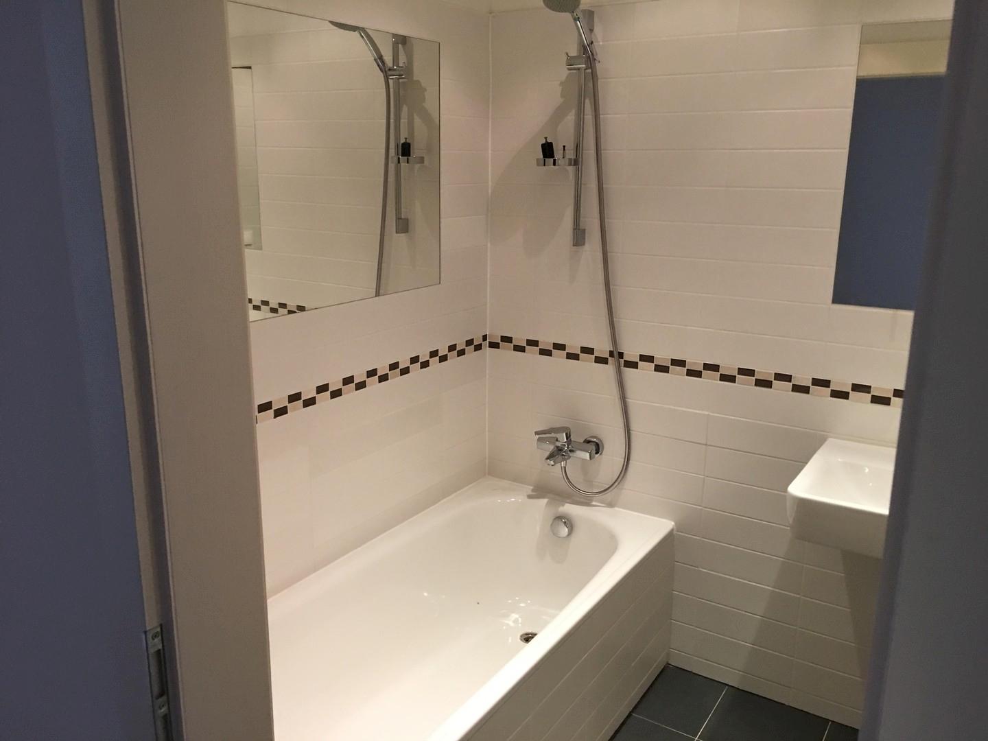 Badezimmer mit Badewanne