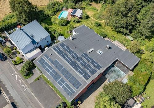 Halle mit PV, Wohnen & Garten