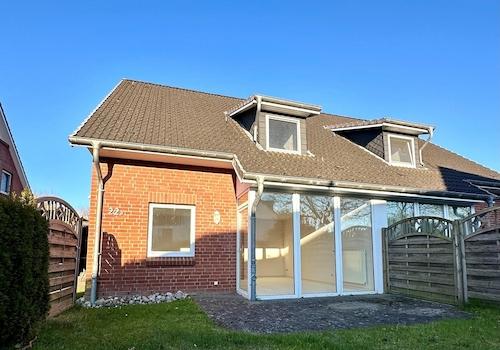 Frontansicht mit Terrasse