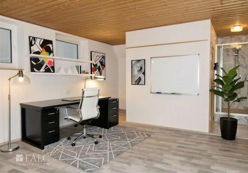 KG: Home-Office/Sauna-Dusche, KI bearbeitet