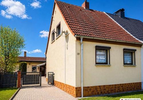 Vorderhaus (19) und Hinterhaus (21)