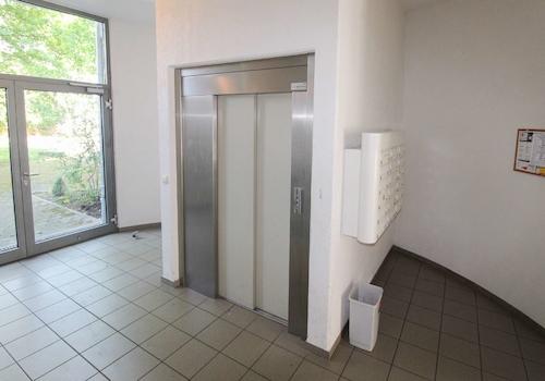 Treppenhaus_Aufzug