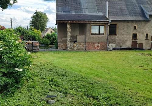 Seitlicher Blick auf das Haus
