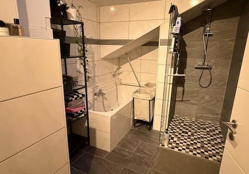 Hauptbad mit Wanne und Dusche