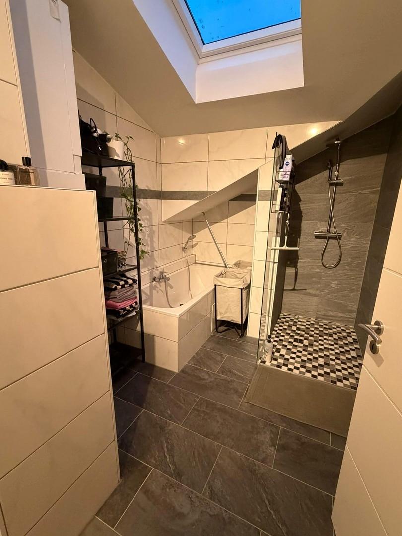 Hauptbad mit Wanne und Dusche
