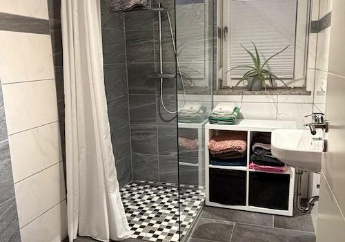 Gäste-WC mit Dusche