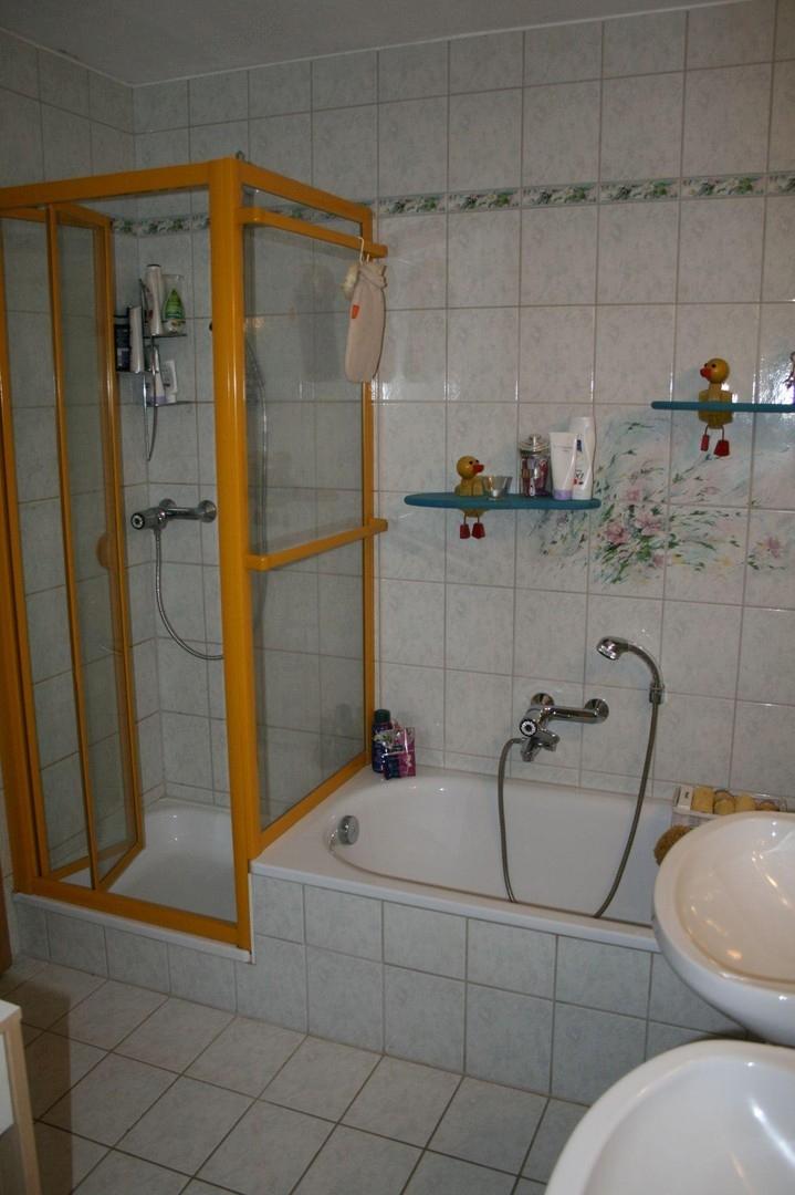 Bad mit Dusche und Badewanne