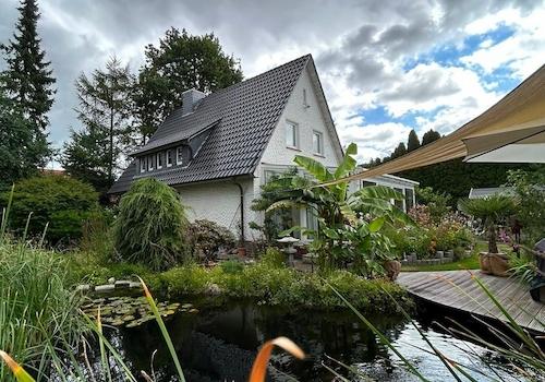 Kühler Garten mit Teich