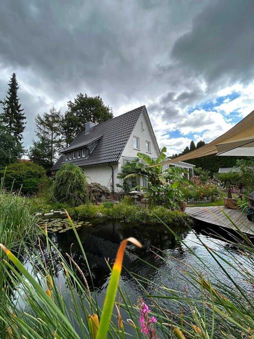Kühler Garten mit Teich