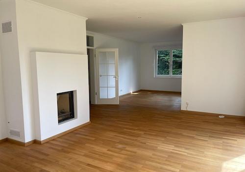 Wohnzimmer mit Kamin