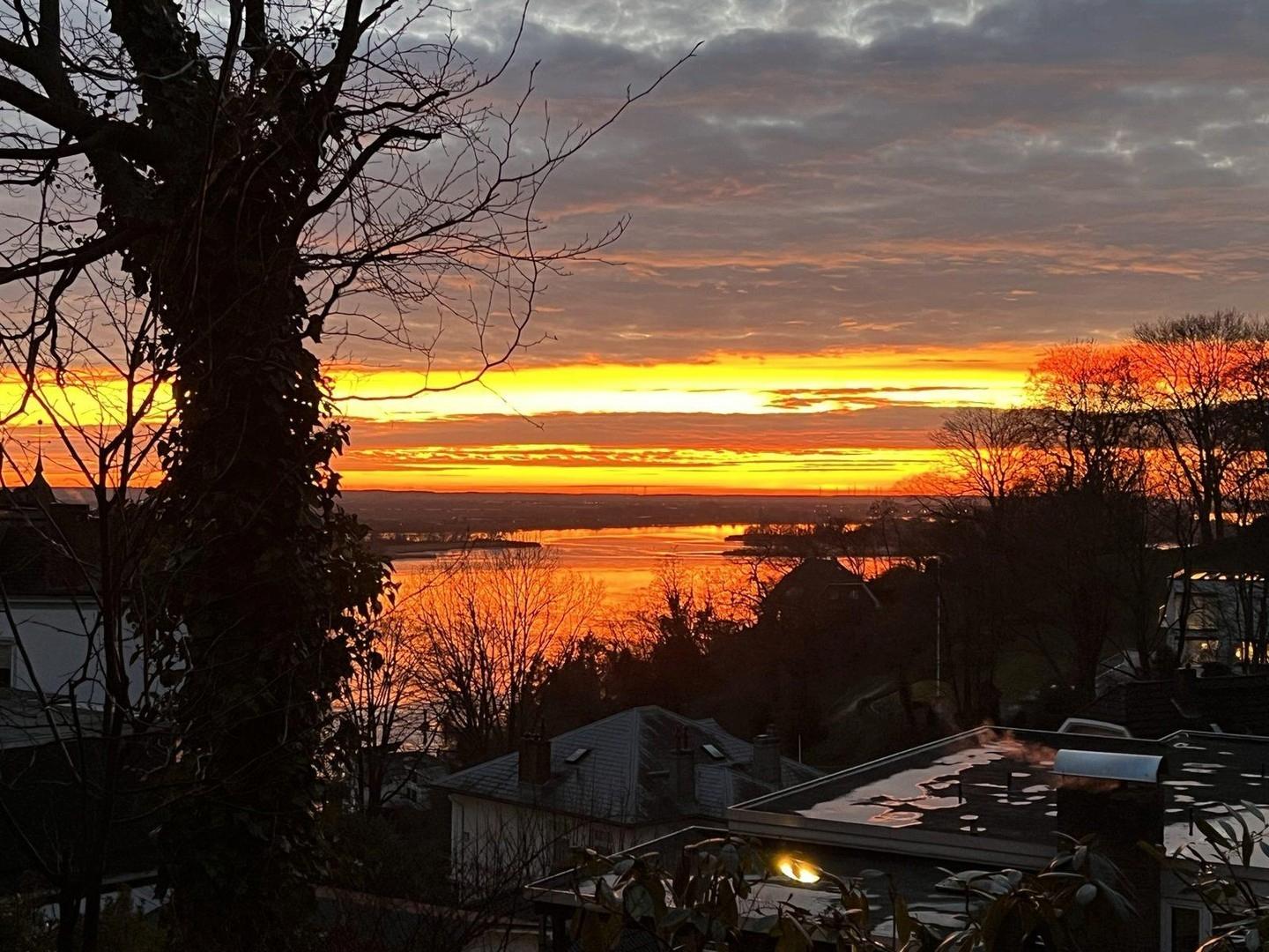 Feuerhimmel über der Elbe