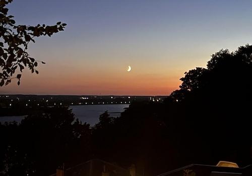 Mondsichel zur blauen Stunde