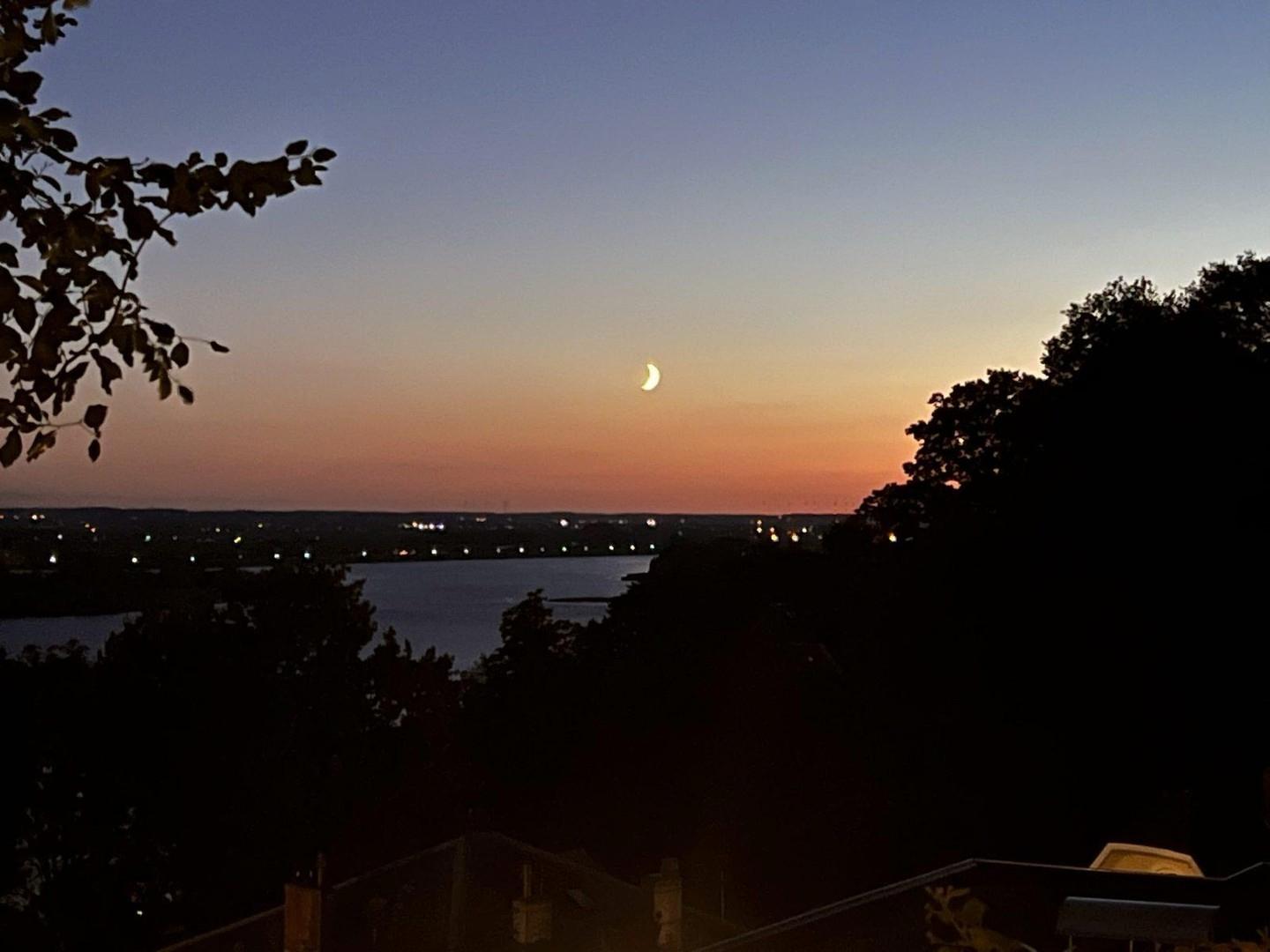 Mondsichel zur blauen Stunde