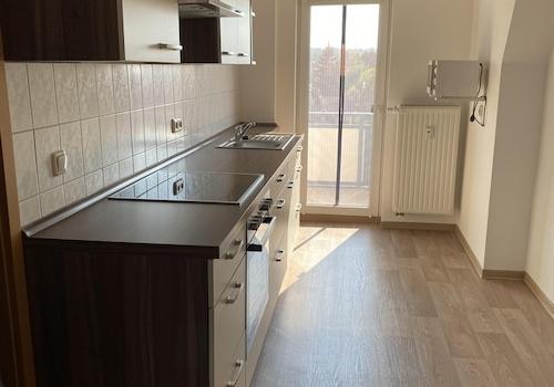 Küche mit Balkonausgang