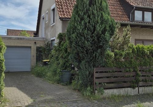 Garage mit Stellplatz