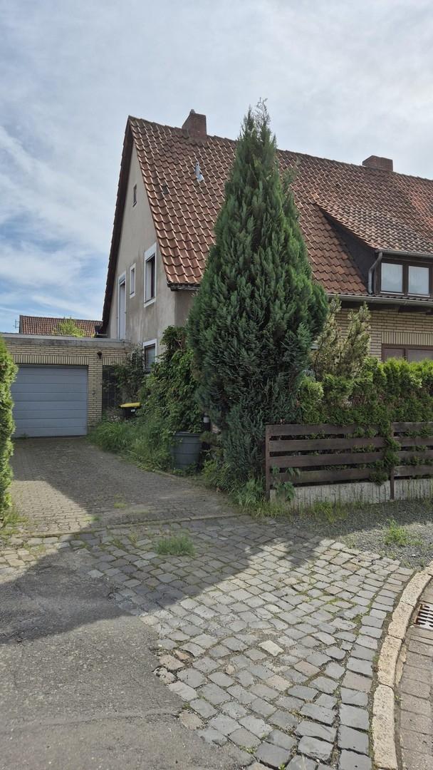 Garage mit Stellplatz