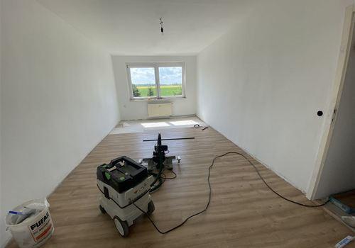 großer Wohnbereich hofseitig mit neuem Laminat