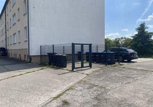 eingezäunter Müllbereich