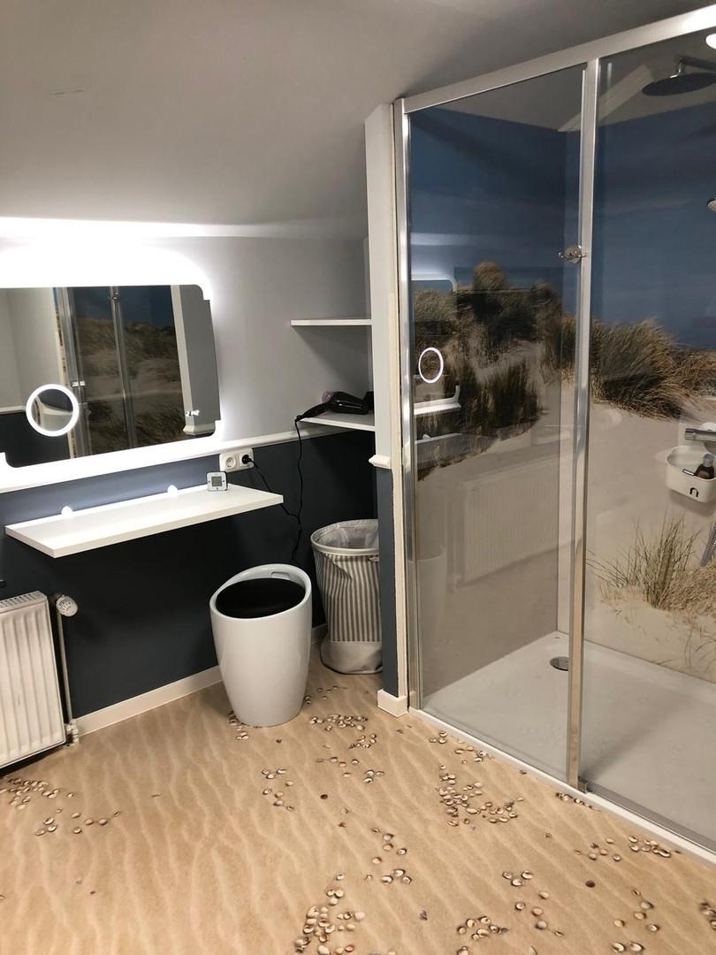 Geräumiges Bad mit Dusche