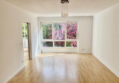 Wohnzimmer mit Schiebetür zur Küche