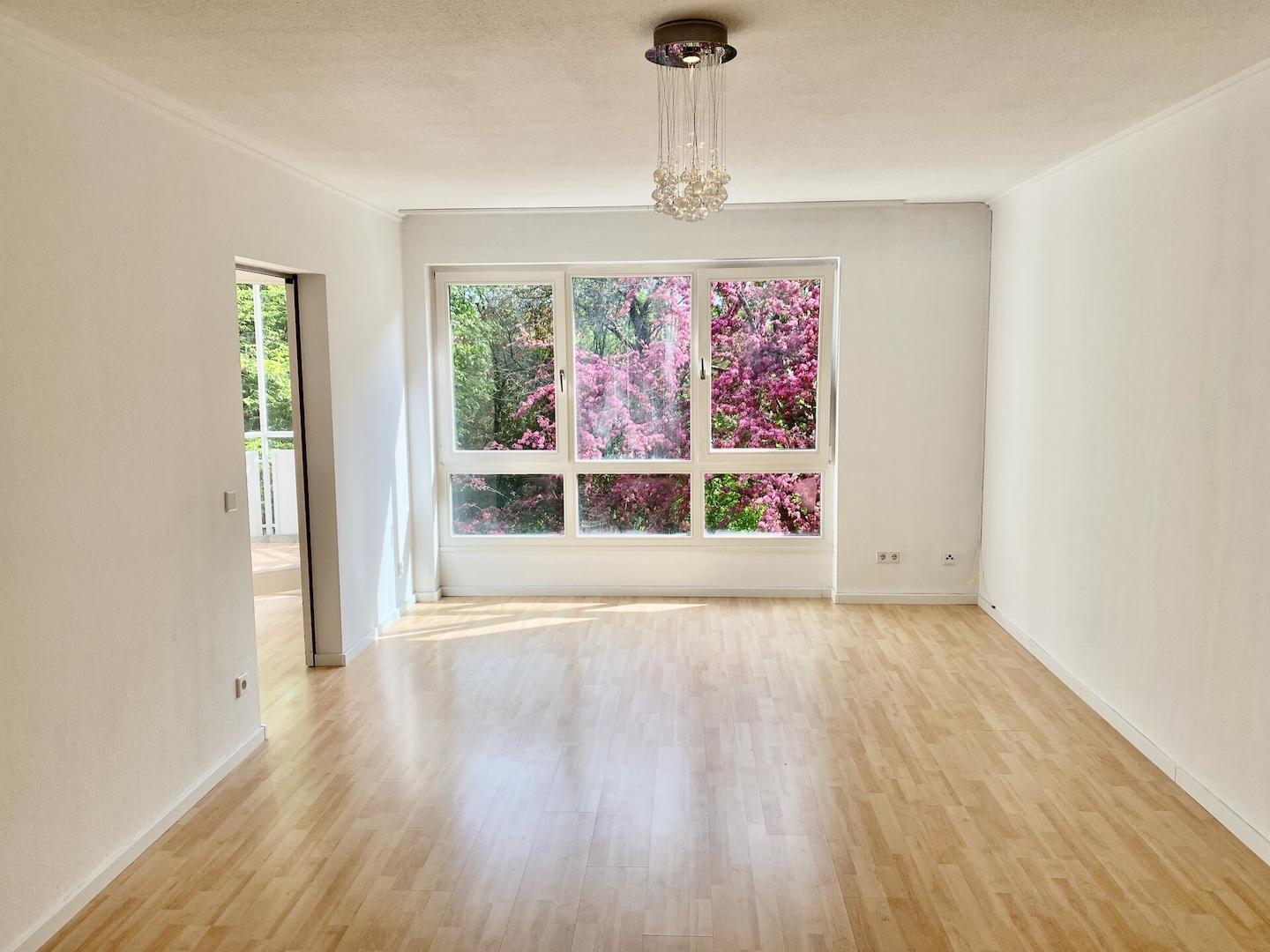 Wohnzimmer mit Schiebetür zur Küche