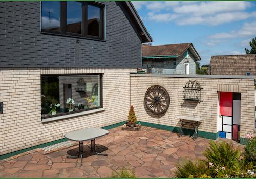 Terrasse mit Blick auf die Garage