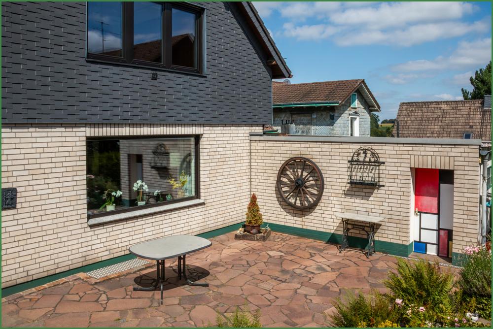 Terrasse mit Blick auf die Garage