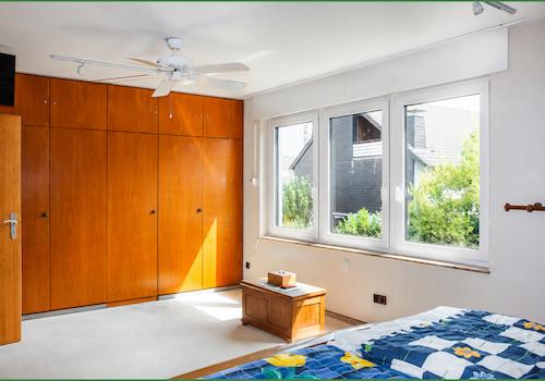 Schlafzimmer linke Seite mit begehbarem Kleiderschrank