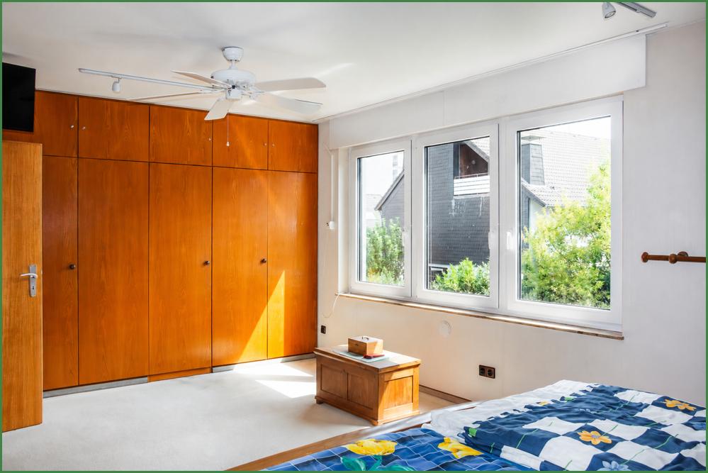 Schlafzimmer linke Seite mit begehbarem Kleiderschrank