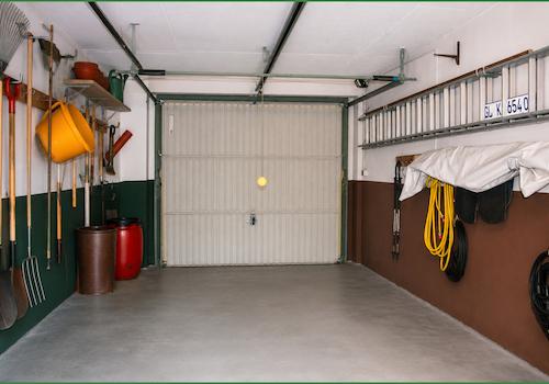 Garage mit elektr. Tor