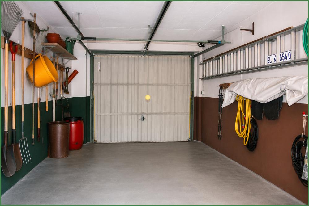 Garage mit elektr. Tor
