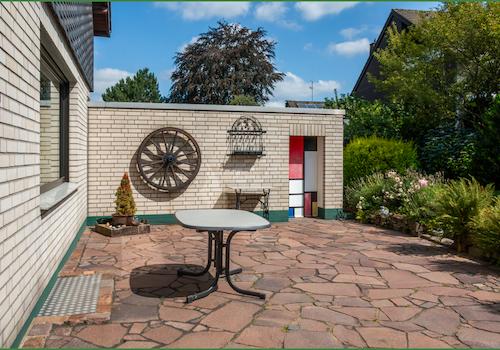Terrasse mit Blick auf die Garage