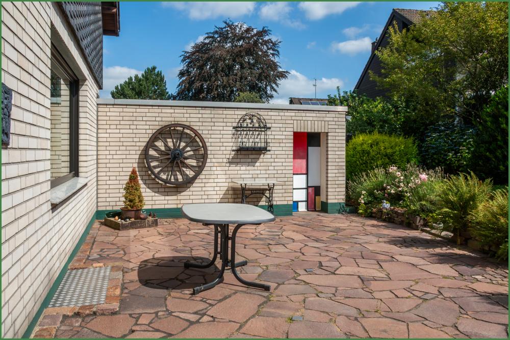 Terrasse mit Blick auf die Garage