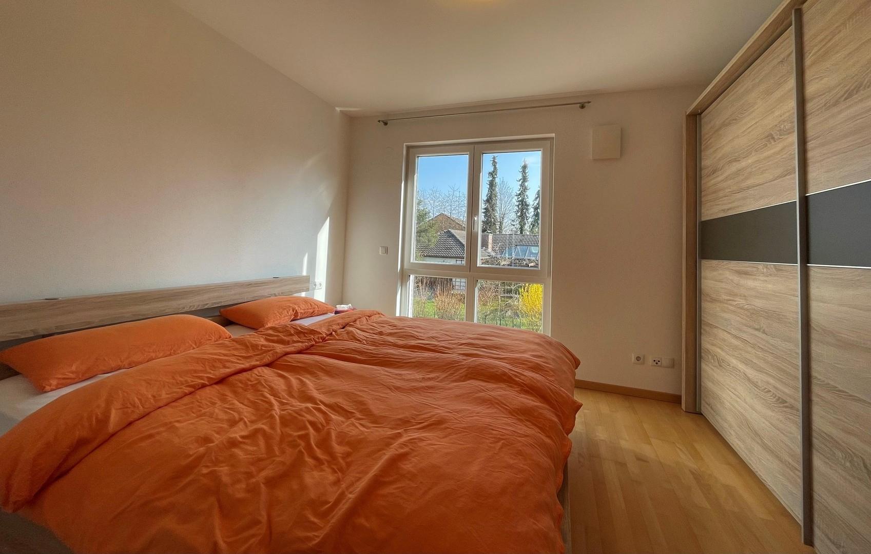 Das geräumige Schlafzimmer