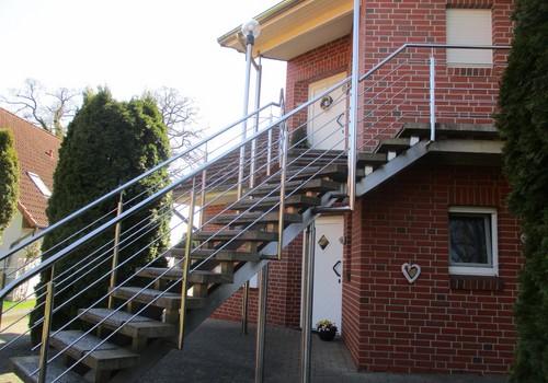 Hauseingang über Treppe 