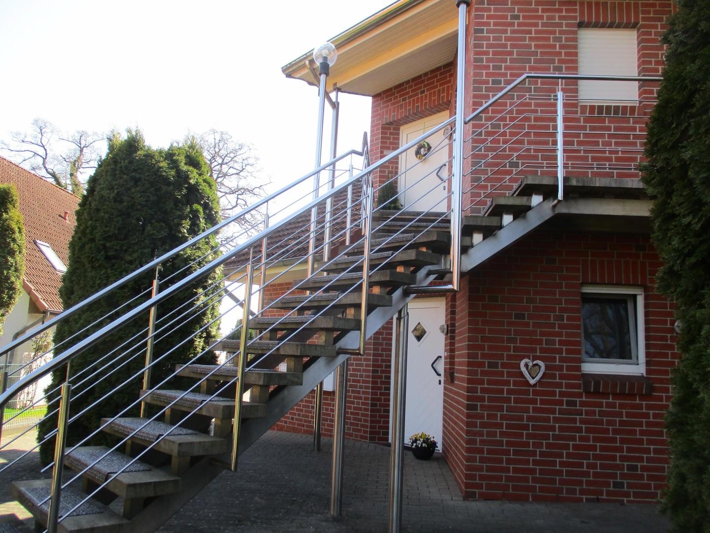 Hauseingang über Treppe 