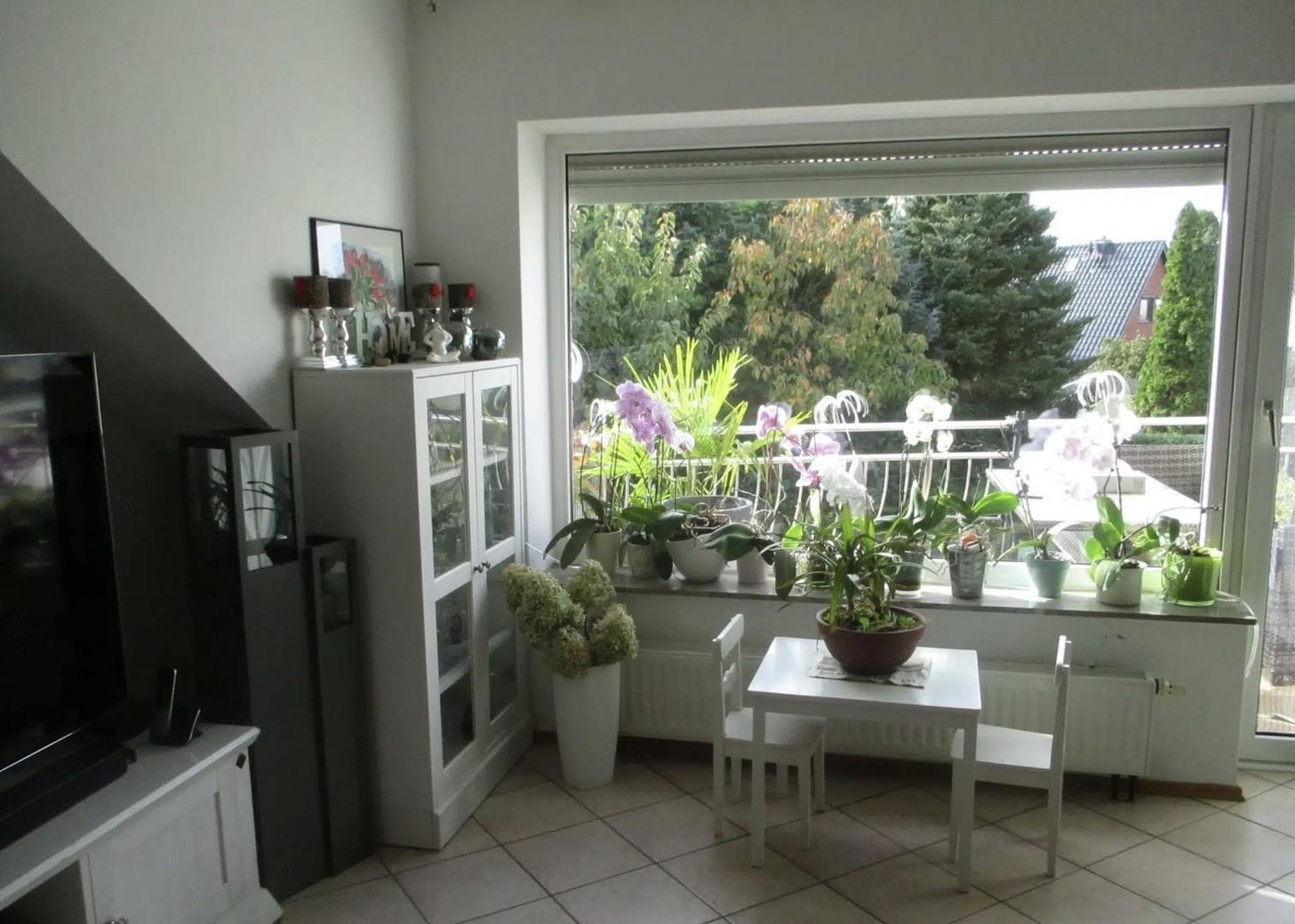 Blick Wohnzimmer auf Balkon 