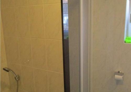 Badewanne und Dusche