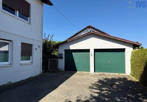Doppelgarage mit Stellplätzen