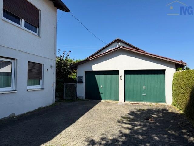 Doppelgarage mit Stellplätzen