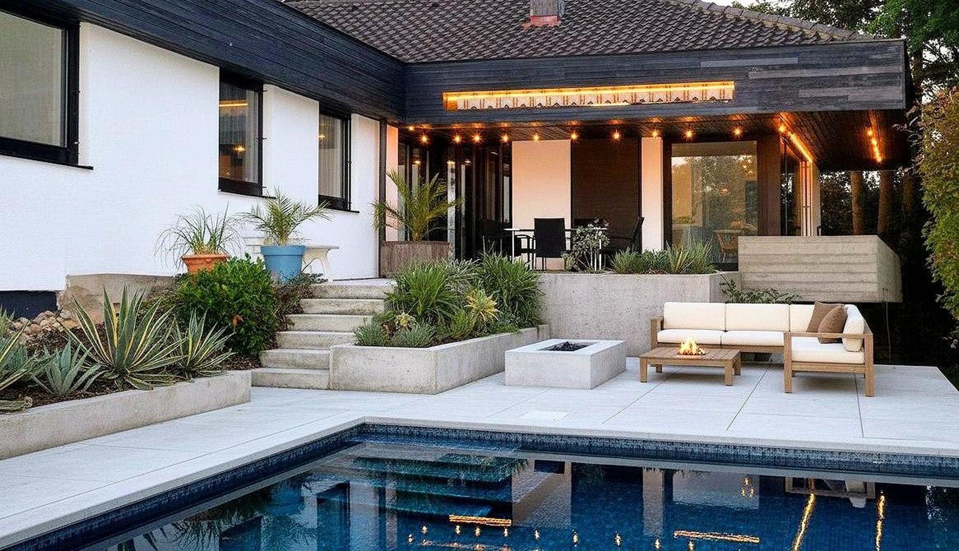 Terrasse mit Poolbereich