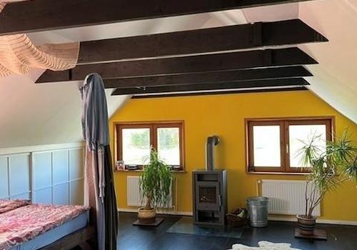 Schlafzimmer mit Kaminofen