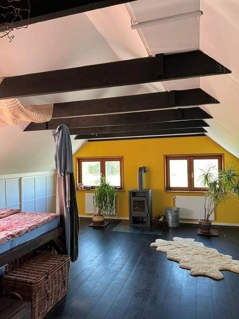 Schlafzimmer mit Kaminofen