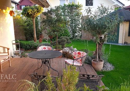 Mit Gartenhaus ...