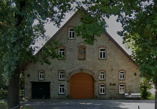 Gebäude mit el. Sektionaltor