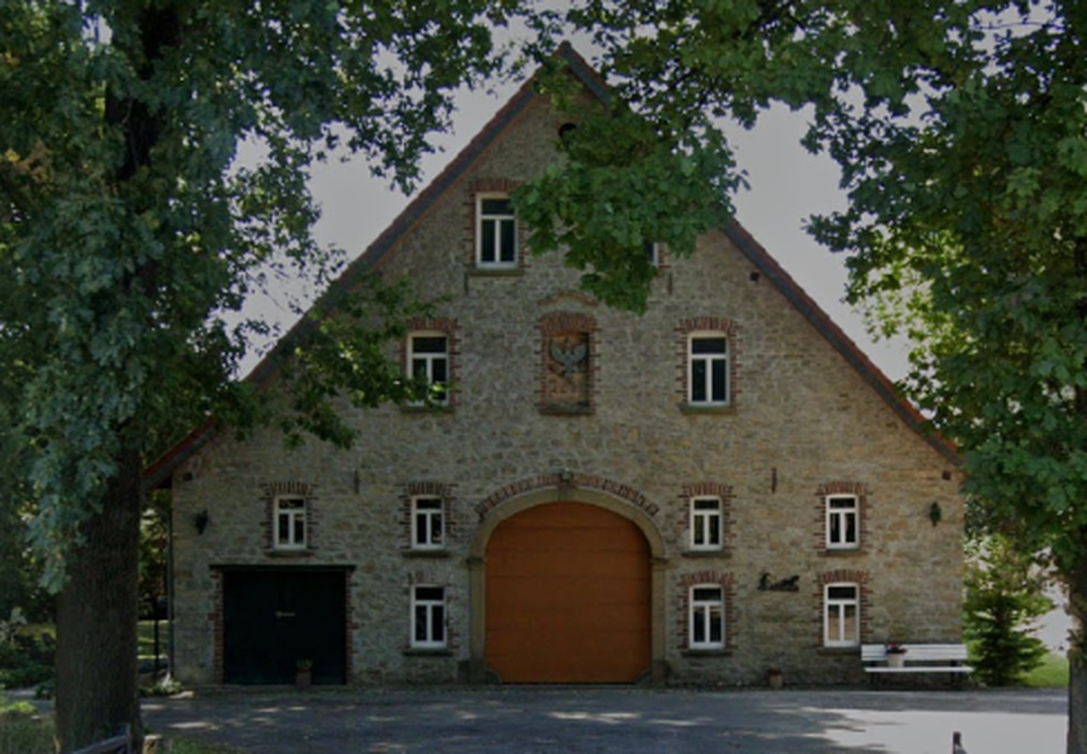 Gebäude mit el. Sektionaltor