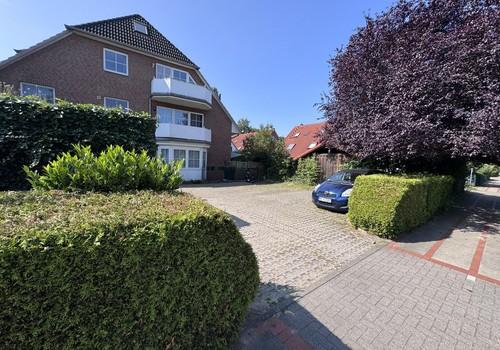 Einfahrt und Parkplatz